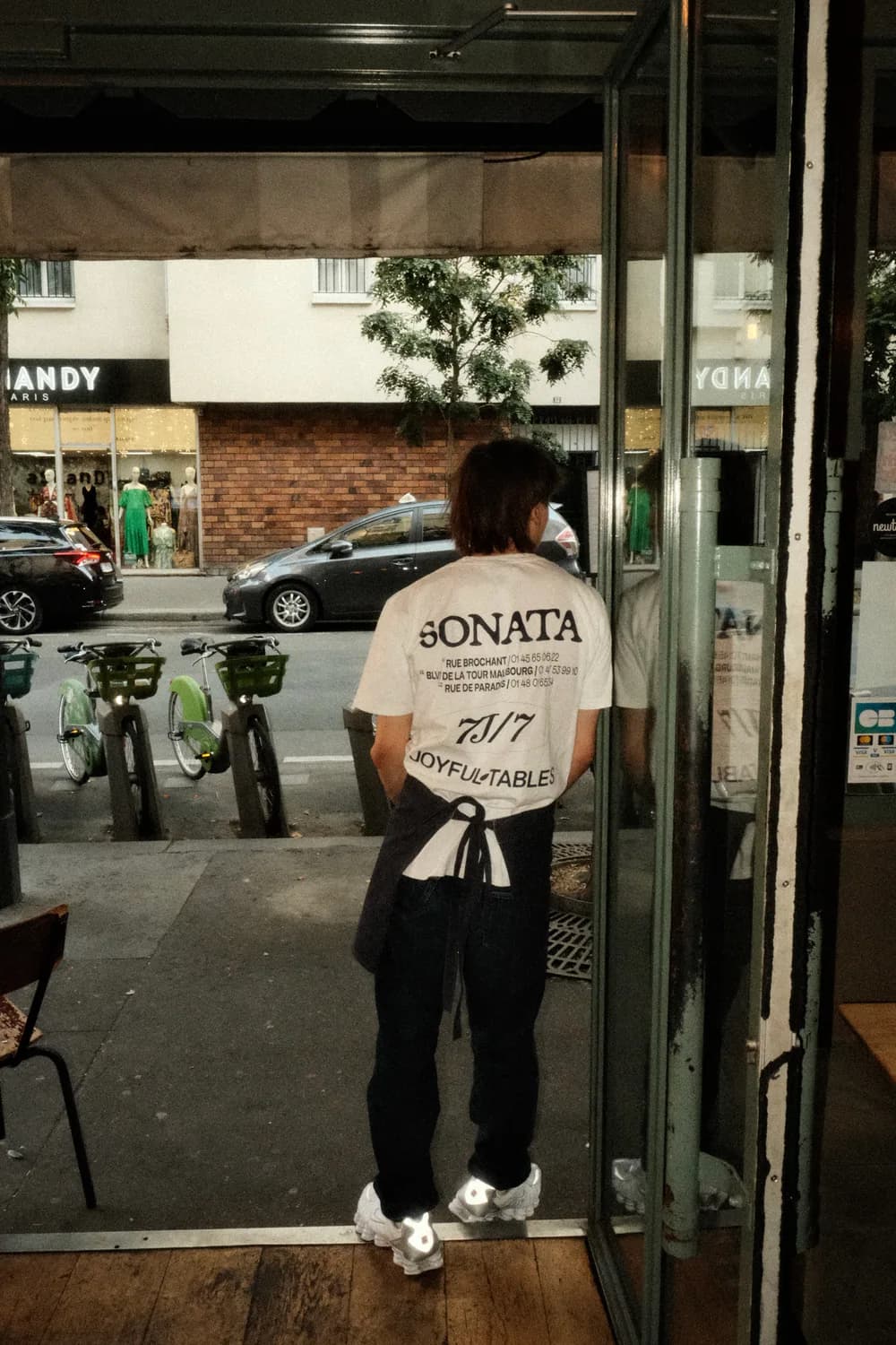 Un membre de l'équipe devant le restaurant