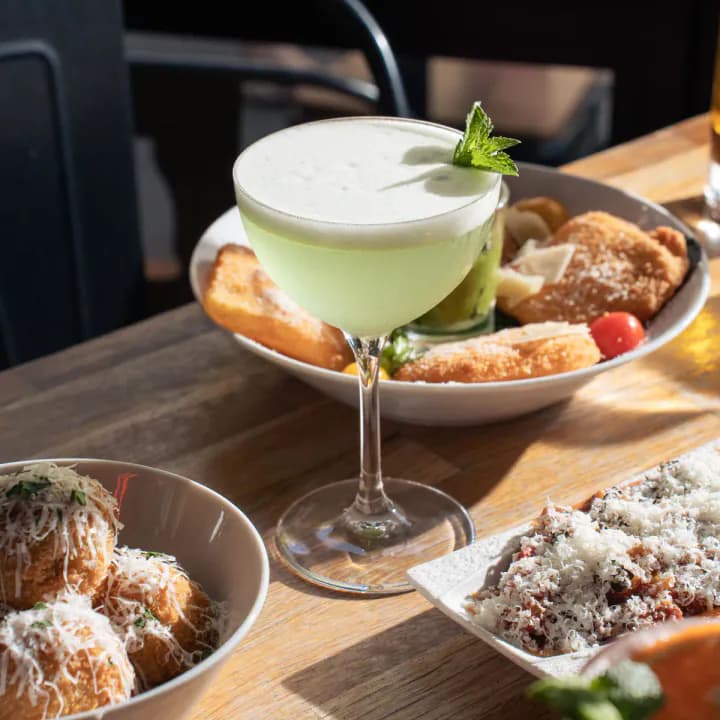 Cocktail vert et desserts italiens