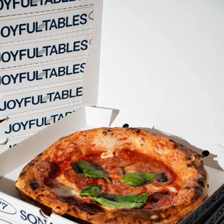 Pizza napolitaine et boîtes Sonata
