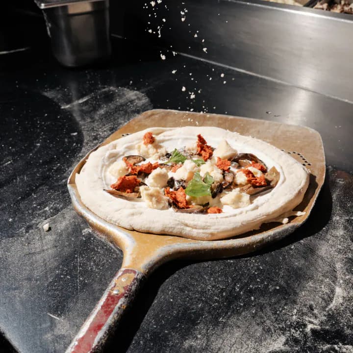Pizza en préparation au four