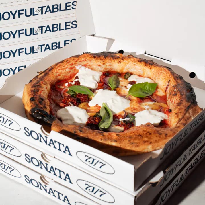 Pizza servie sur les boîtes Sonata