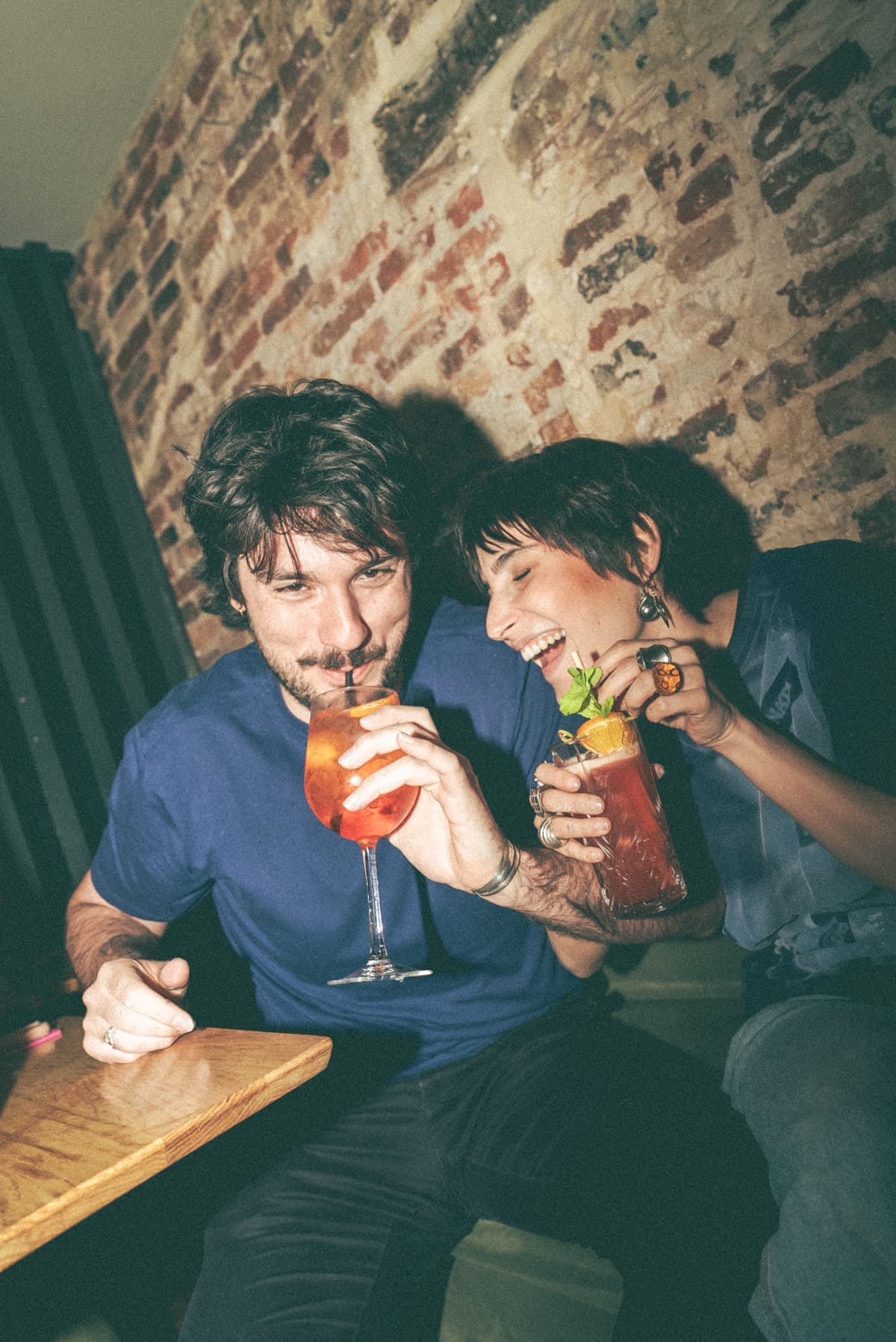 Couple sirotant des cocktails