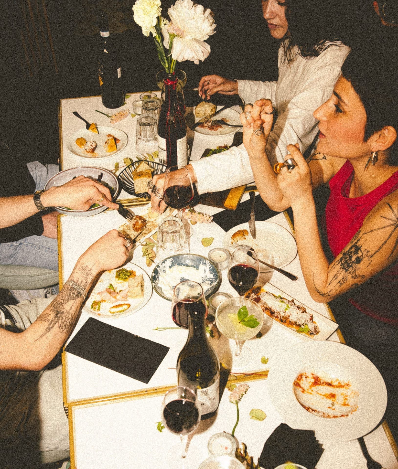 Sonata — Amis partageant pizzas et cocktails, vue du dessus